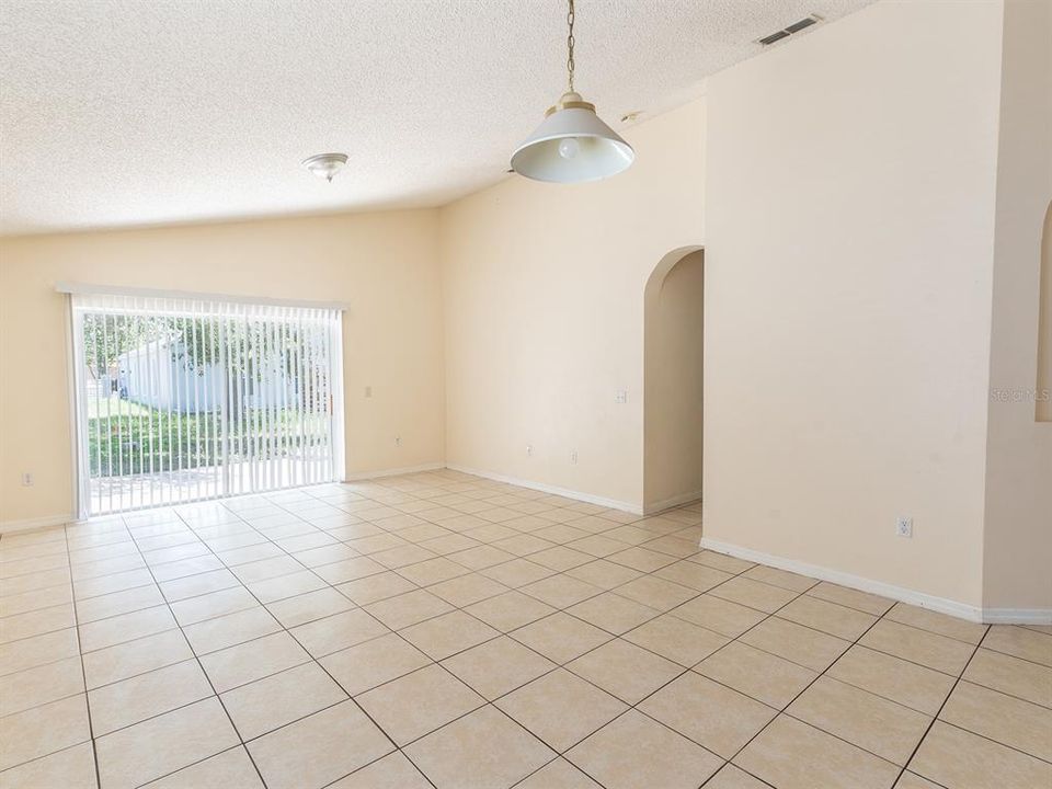 For Sale: $325,000 (4 beds, 2 baths, 1933 Square Feet)