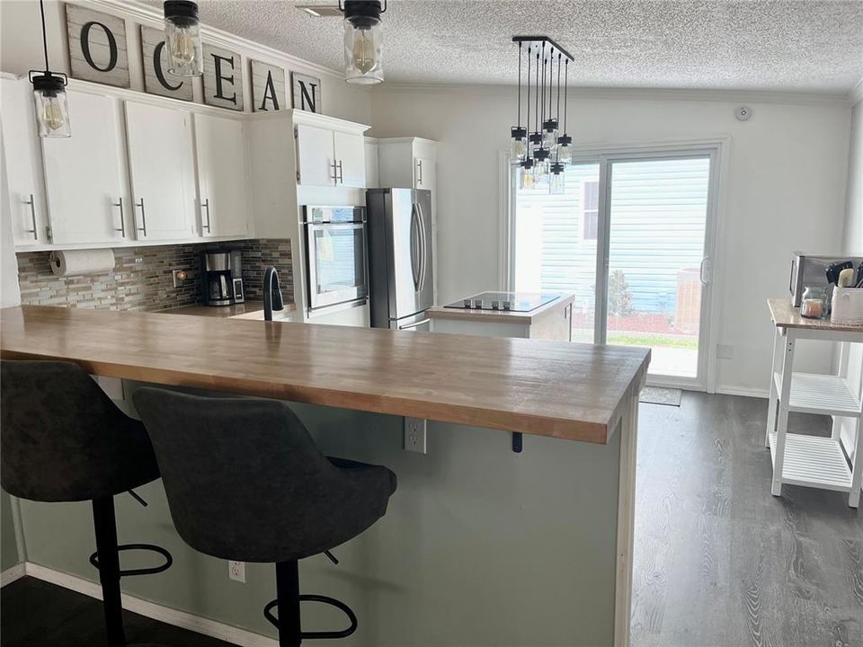 Active With Contract: $279,000 (2 beds, 2 baths, 1136 Square Feet)