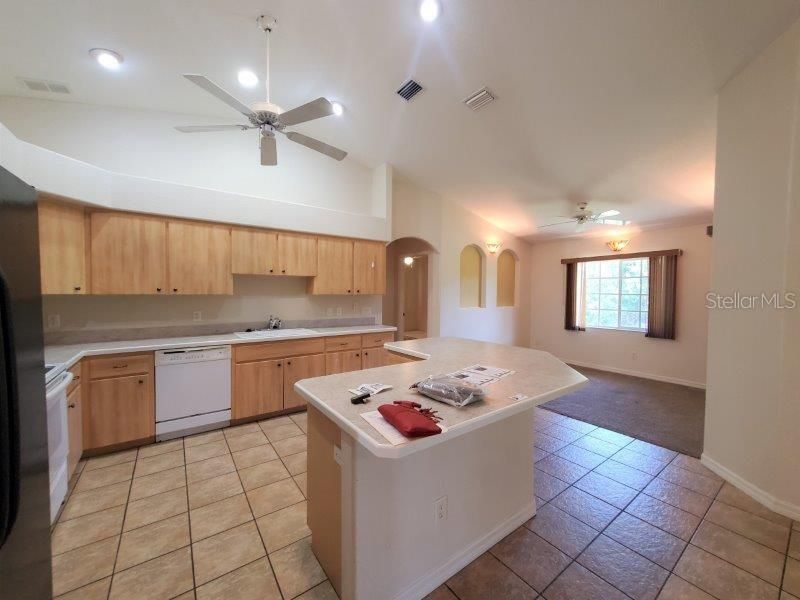 For Rent: $2,200 (3 beds, 2 baths, 1659 Square Feet)