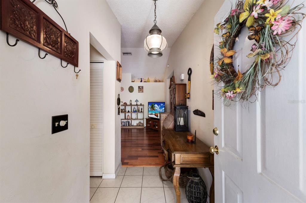 For Sale: $345,000 (2 beds, 2 baths, 1199 Square Feet)