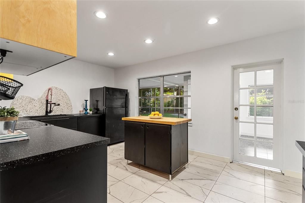 For Sale: $375,000 (2 beds, 2 baths, 1016 Square Feet)