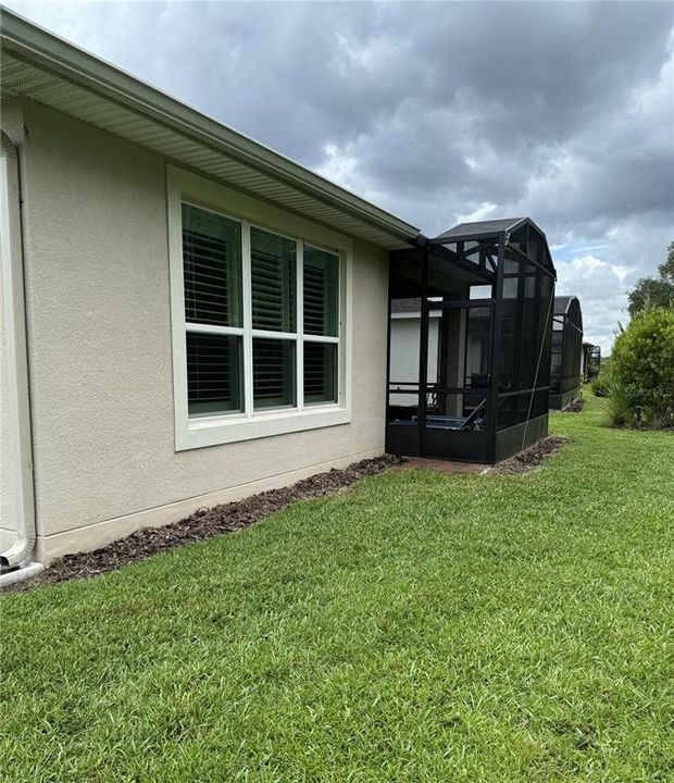 back of house w/ screened patio