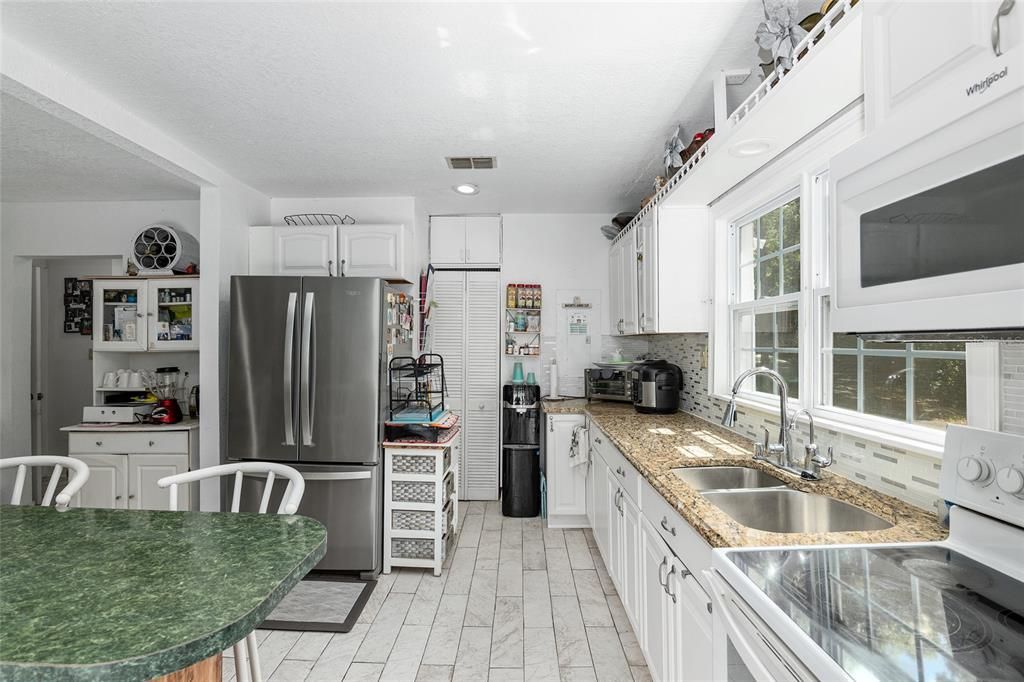 For Sale: $224,900 (2 beds, 1 baths, 1285 Square Feet)