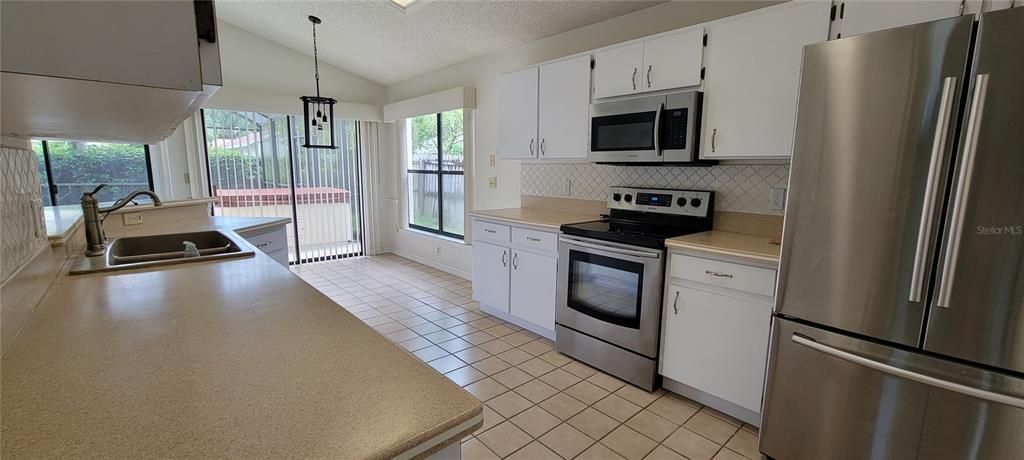 For Rent: $3,175 (4 beds, 2 baths, 1908 Square Feet)