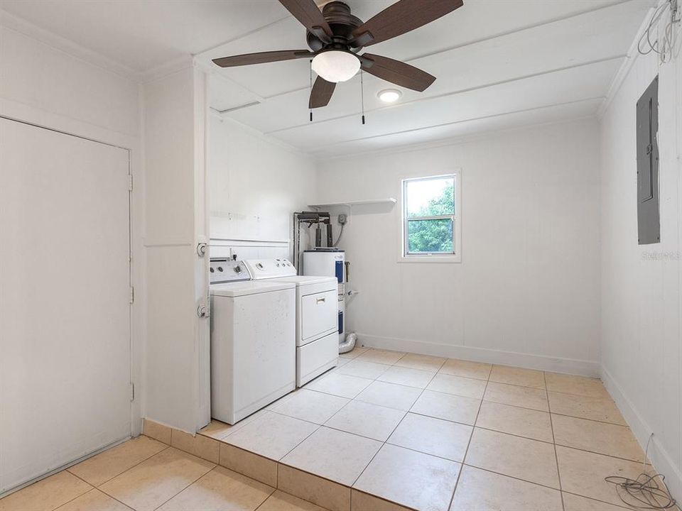 For Sale: $299,900 (3 beds, 2 baths, 1554 Square Feet)