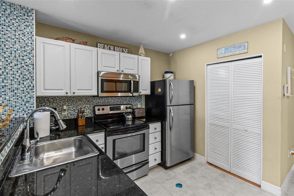 For Sale: $469,000 (2 beds, 1 baths, 771 Square Feet)