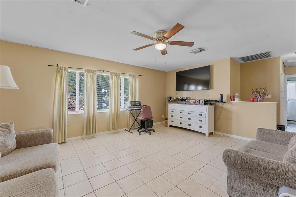 For Sale: $270,000 (4 beds, 1 baths, 1562 Square Feet)