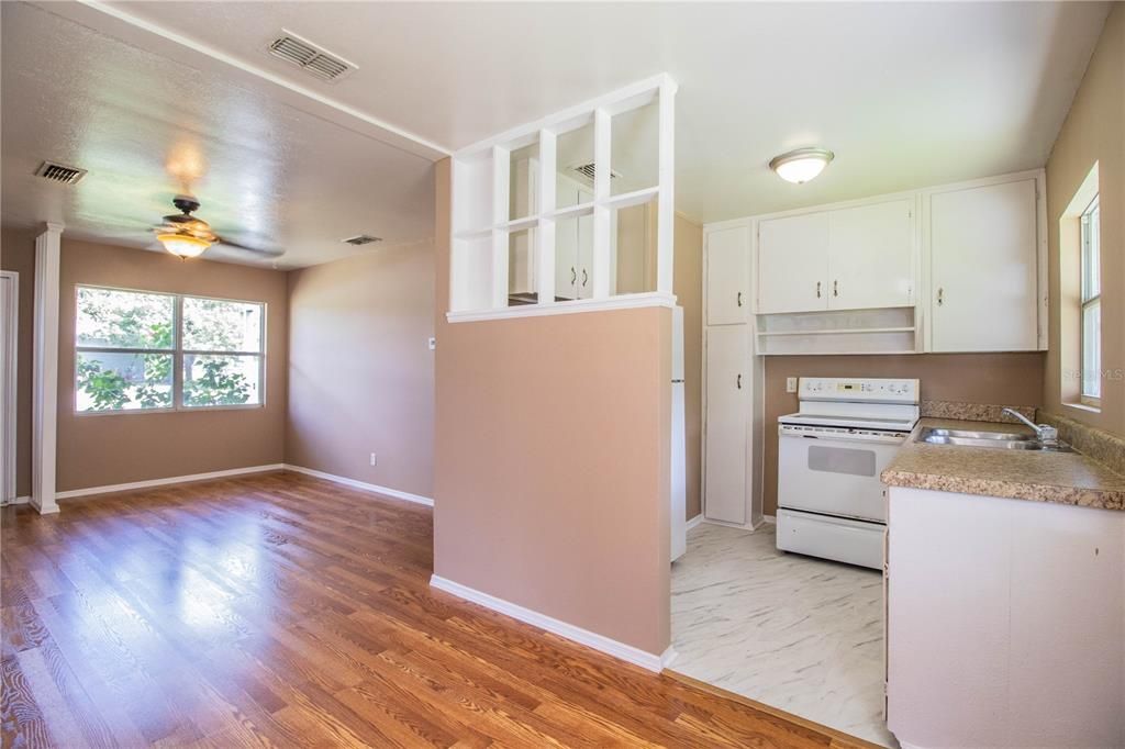 For Sale: $240,000 (3 beds, 1 baths, 1008 Square Feet)