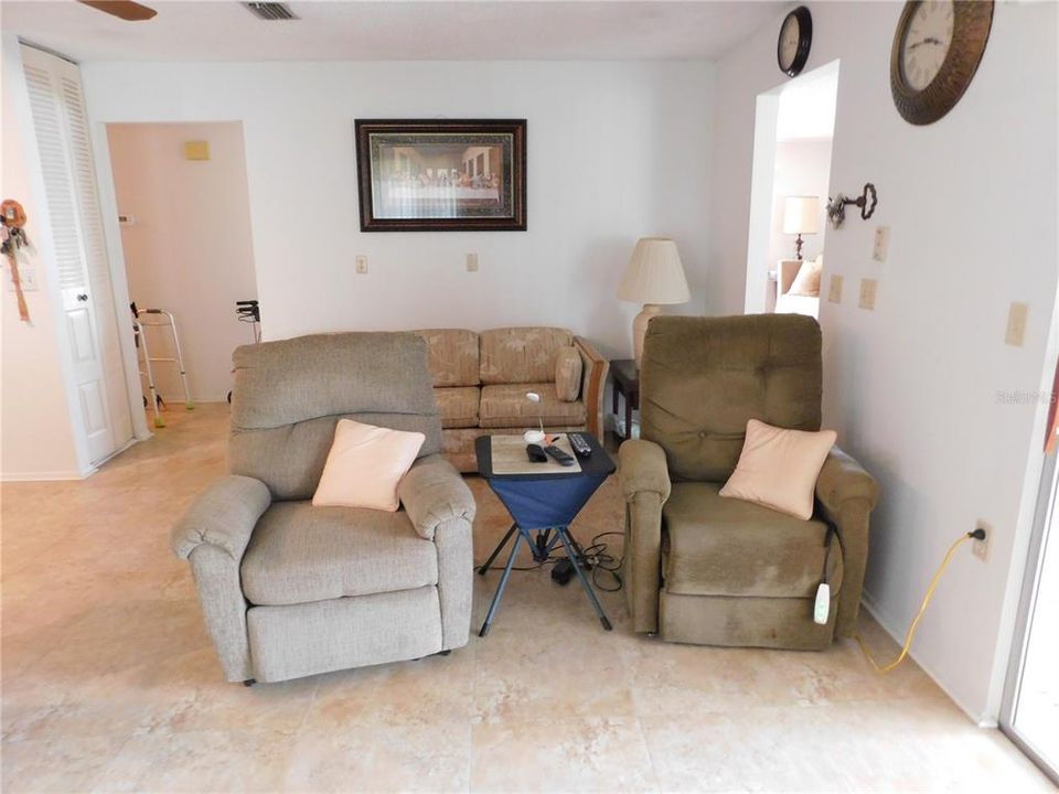 For Sale: $285,000 (2 beds, 2 baths, 1423 Square Feet)