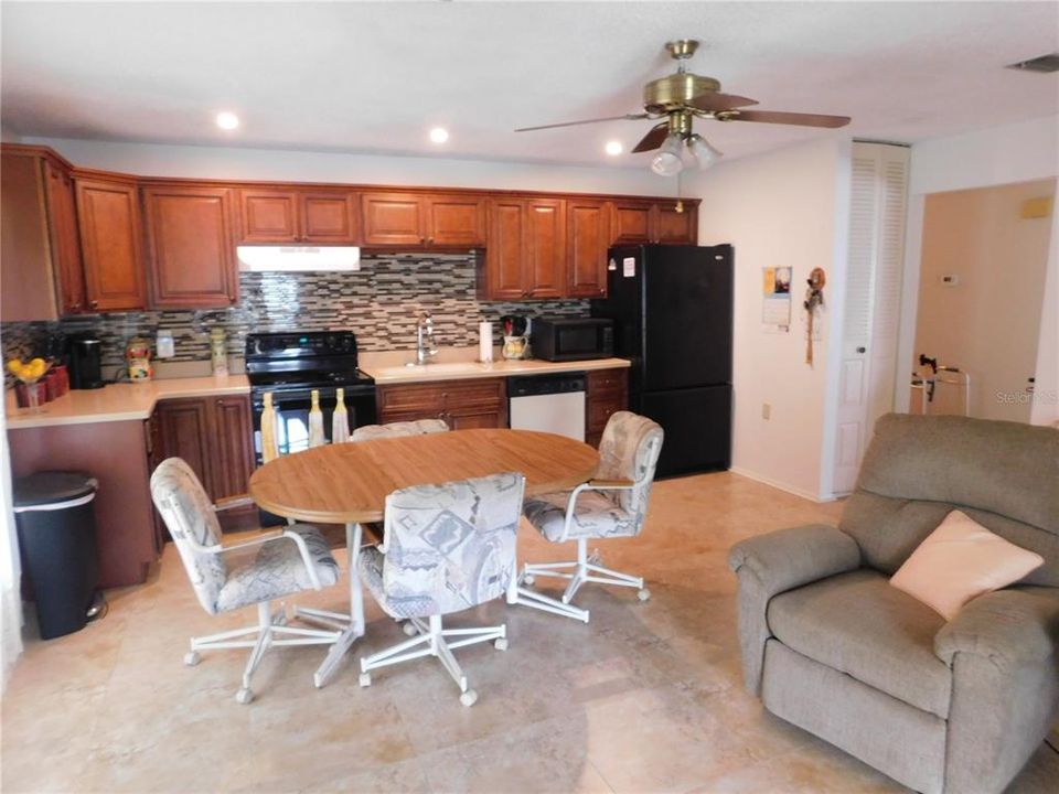 For Sale: $285,000 (2 beds, 2 baths, 1423 Square Feet)