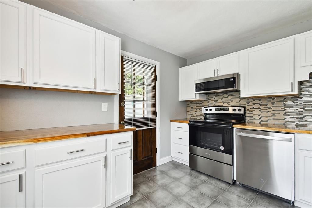 For Sale: $545,000 (2 beds, 1 baths, 975 Square Feet)