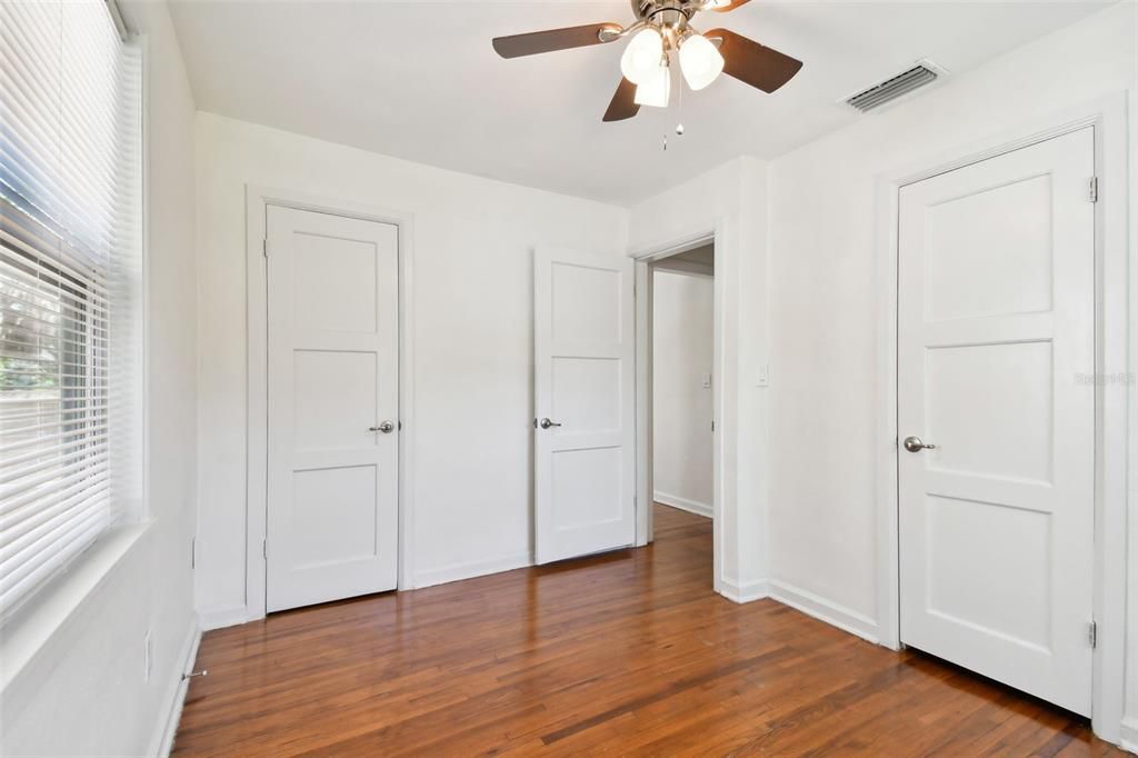 For Sale: $545,000 (2 beds, 1 baths, 975 Square Feet)