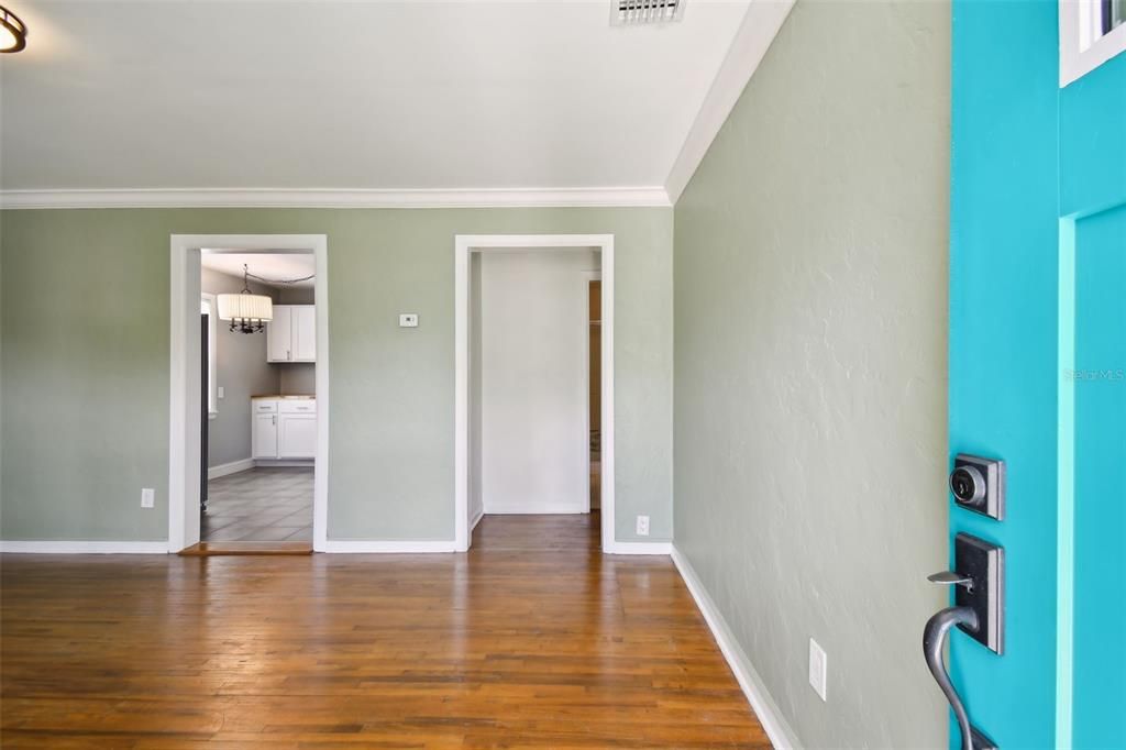 For Sale: $545,000 (2 beds, 1 baths, 975 Square Feet)