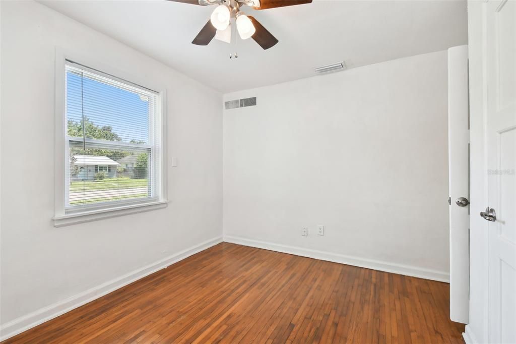 For Sale: $545,000 (2 beds, 1 baths, 975 Square Feet)