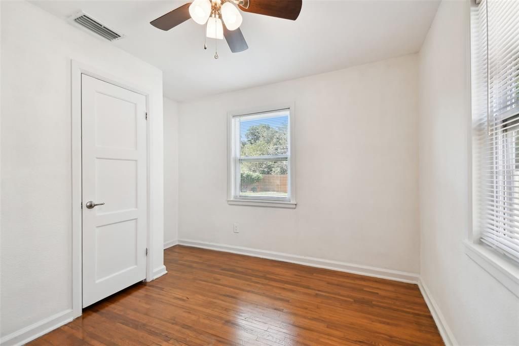 For Sale: $545,000 (2 beds, 1 baths, 975 Square Feet)