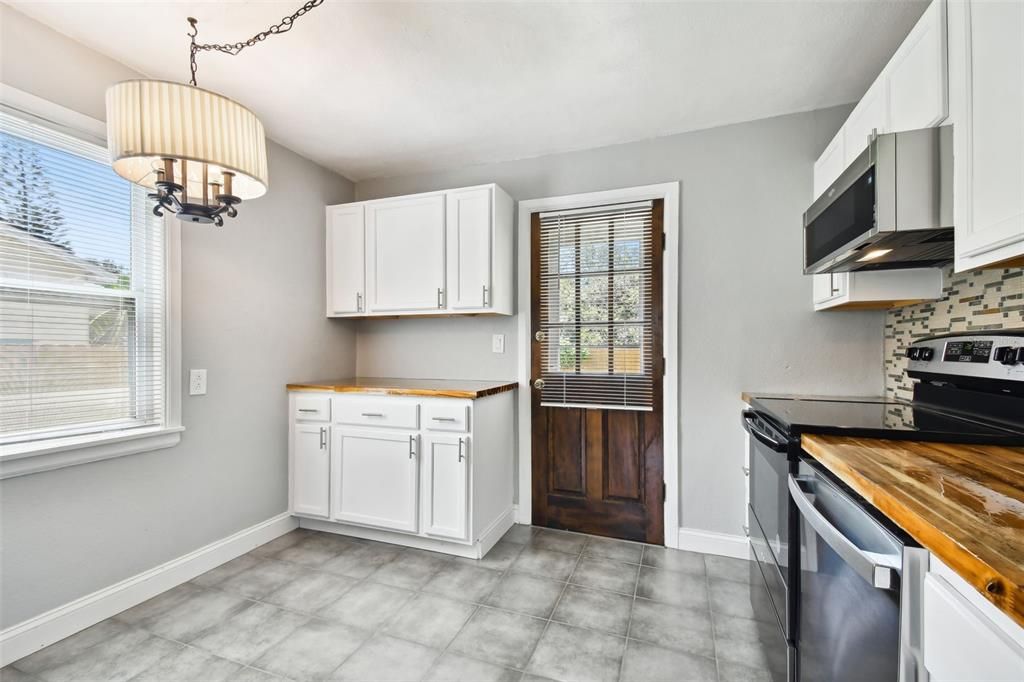 For Sale: $545,000 (2 beds, 1 baths, 975 Square Feet)