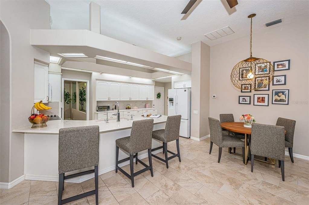 Breakfast bar and kitchen nook