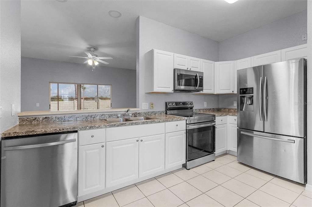 For Sale: $299,900 (2 beds, 2 baths, 1239 Square Feet)