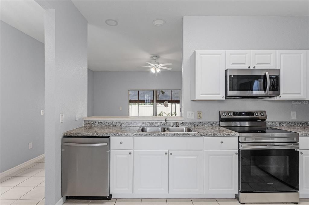 For Sale: $299,900 (2 beds, 2 baths, 1239 Square Feet)