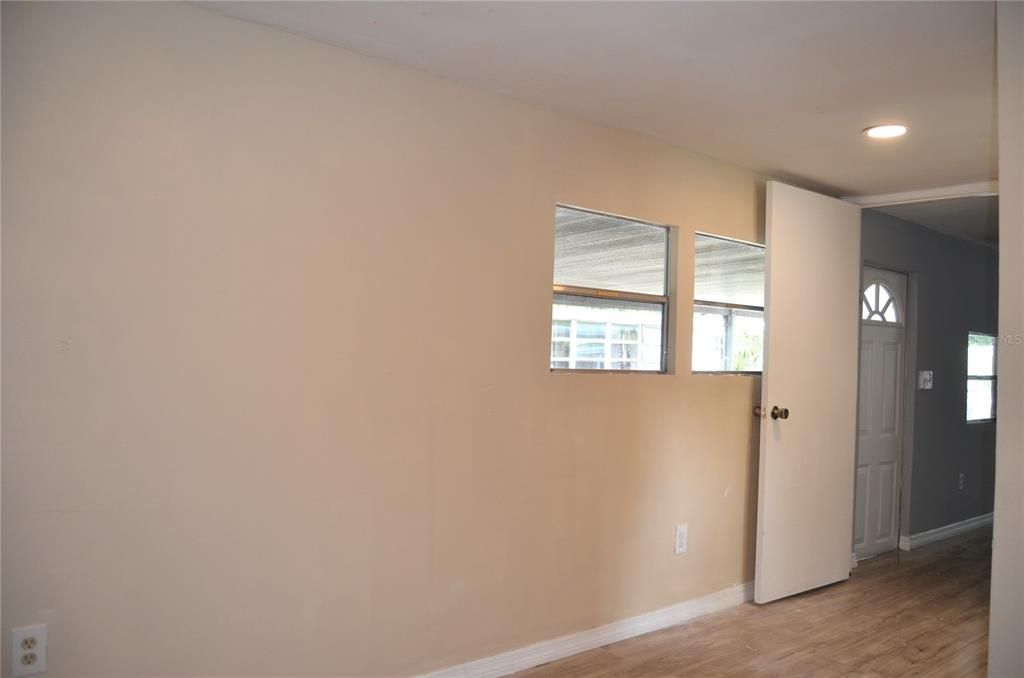 For Sale: $139,000 (2 beds, 1 baths, 672 Square Feet)