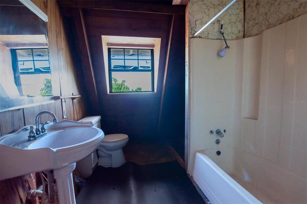 待售: $325,000 (5 贝兹, 2 浴室, 1920 平方英尺)