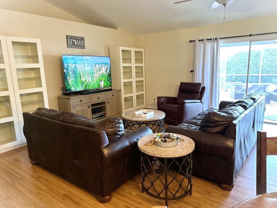 For Sale: $459,900 (3 beds, 2 baths, 1952 Square Feet)