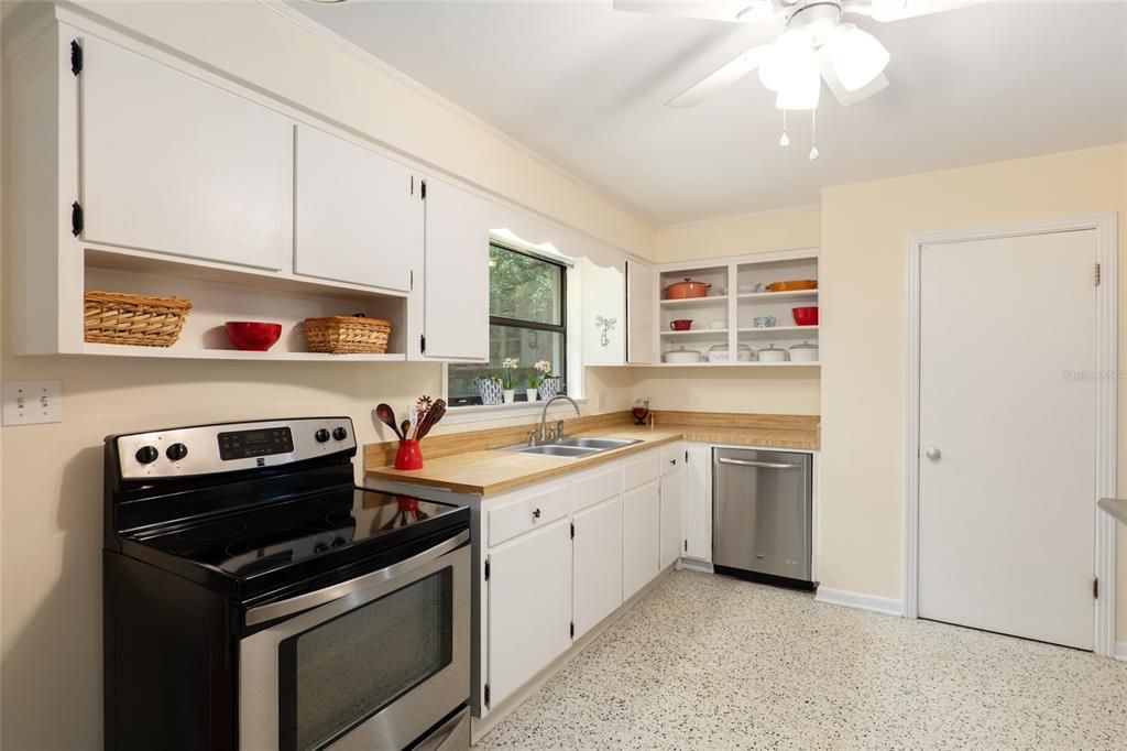 For Sale: $370,000 (3 beds, 2 baths, 1788 Square Feet)