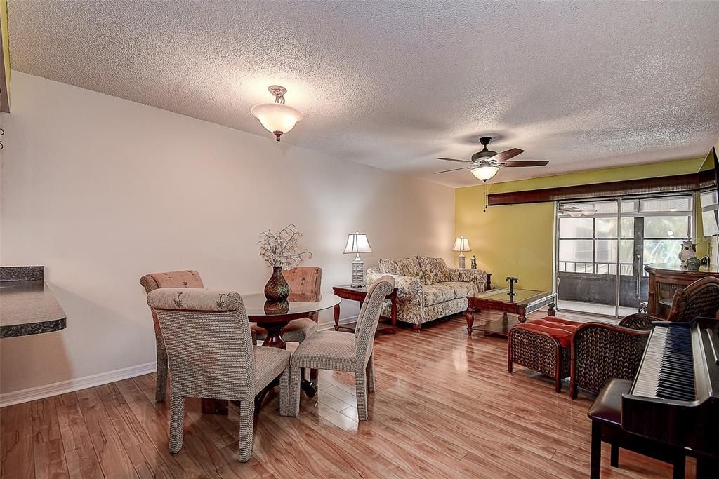 For Sale: $194,900 (1 beds, 1 baths, 729 Square Feet)