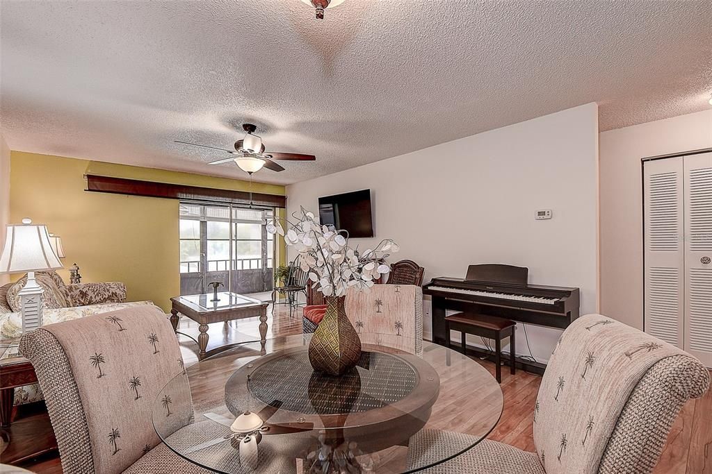 For Sale: $194,900 (1 beds, 1 baths, 729 Square Feet)