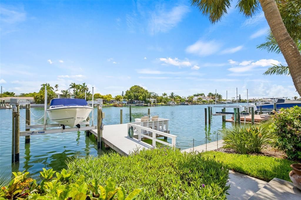 New dock (2022) 10,000 lb boat lift