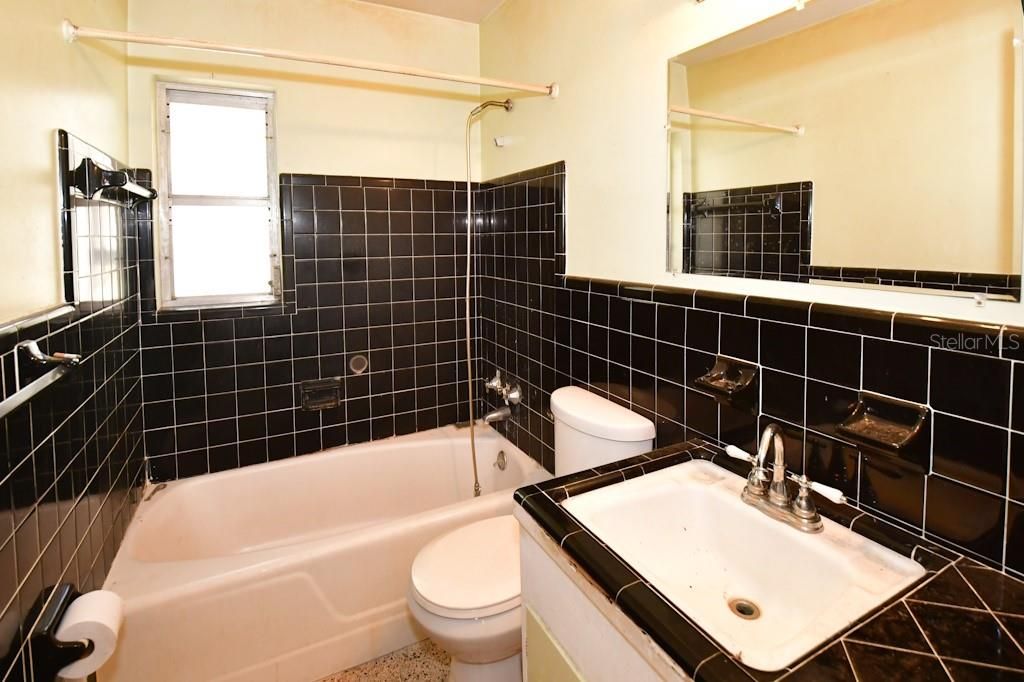 For Sale: $350,000 (2 beds, 1 baths, 1177 Square Feet)