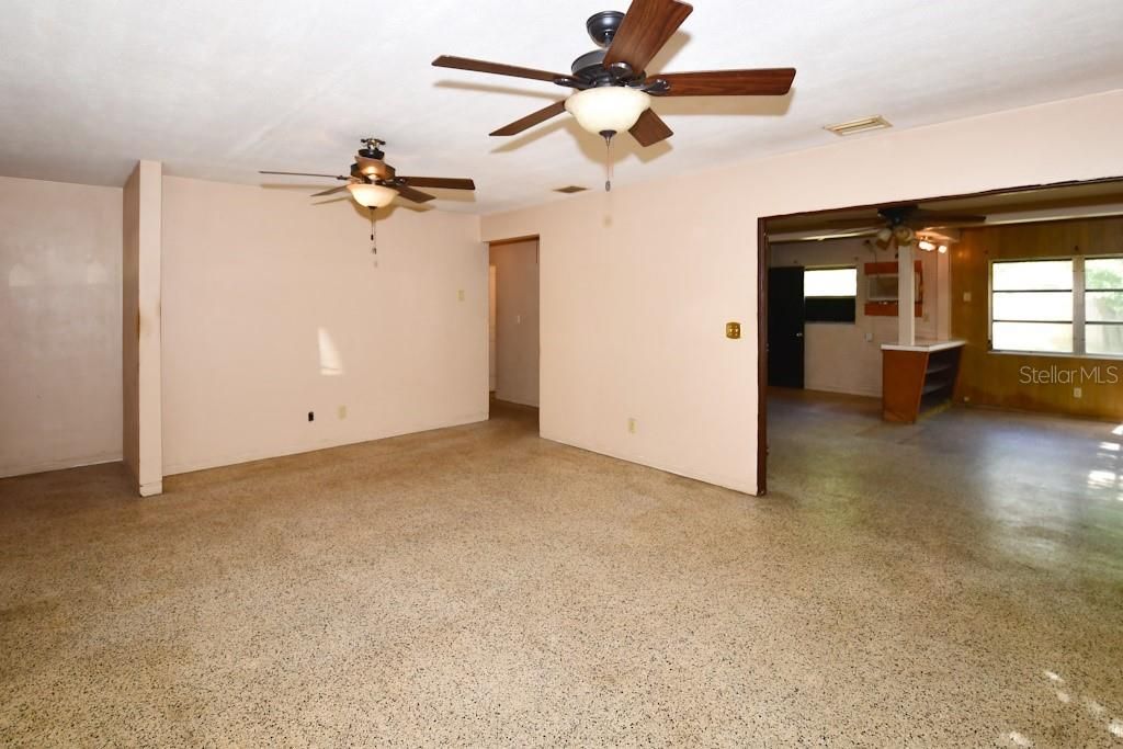 For Sale: $350,000 (2 beds, 1 baths, 1177 Square Feet)