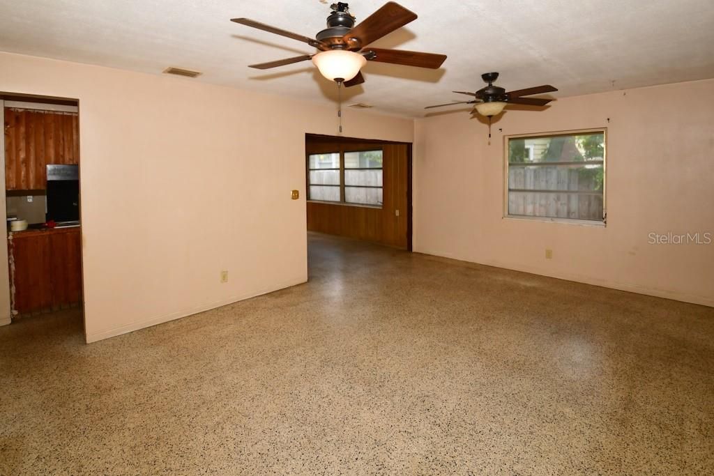 For Sale: $350,000 (2 beds, 1 baths, 1177 Square Feet)