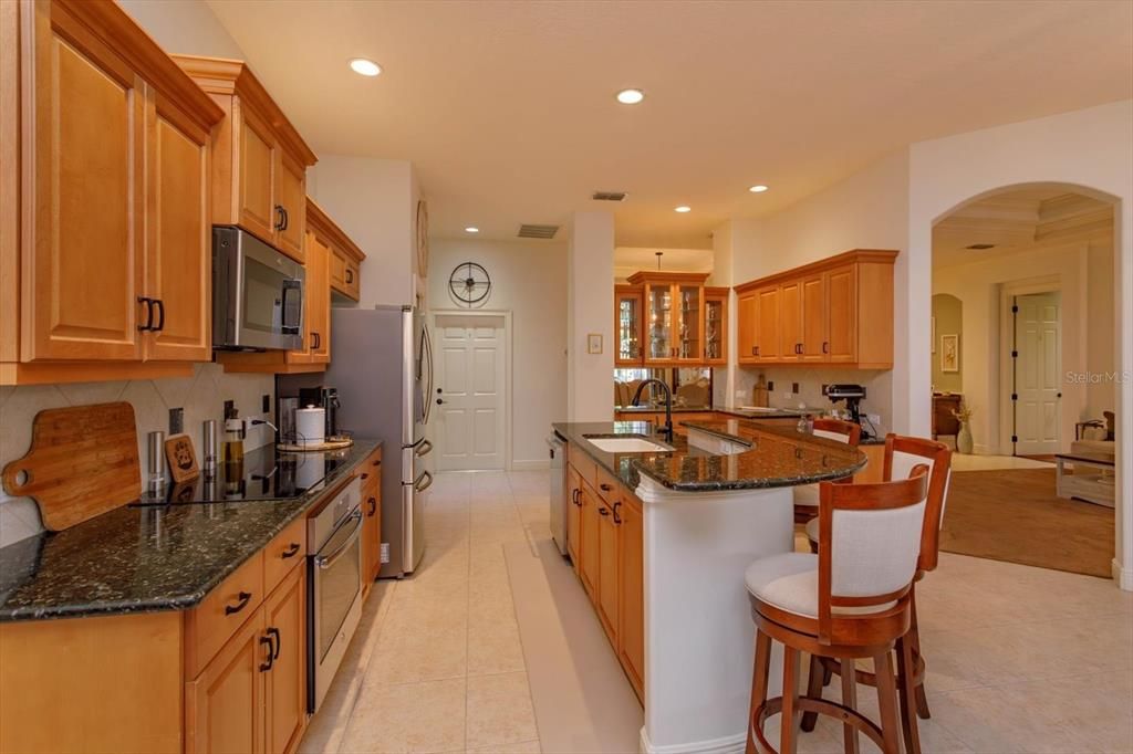 Island with breakfast bar and sink