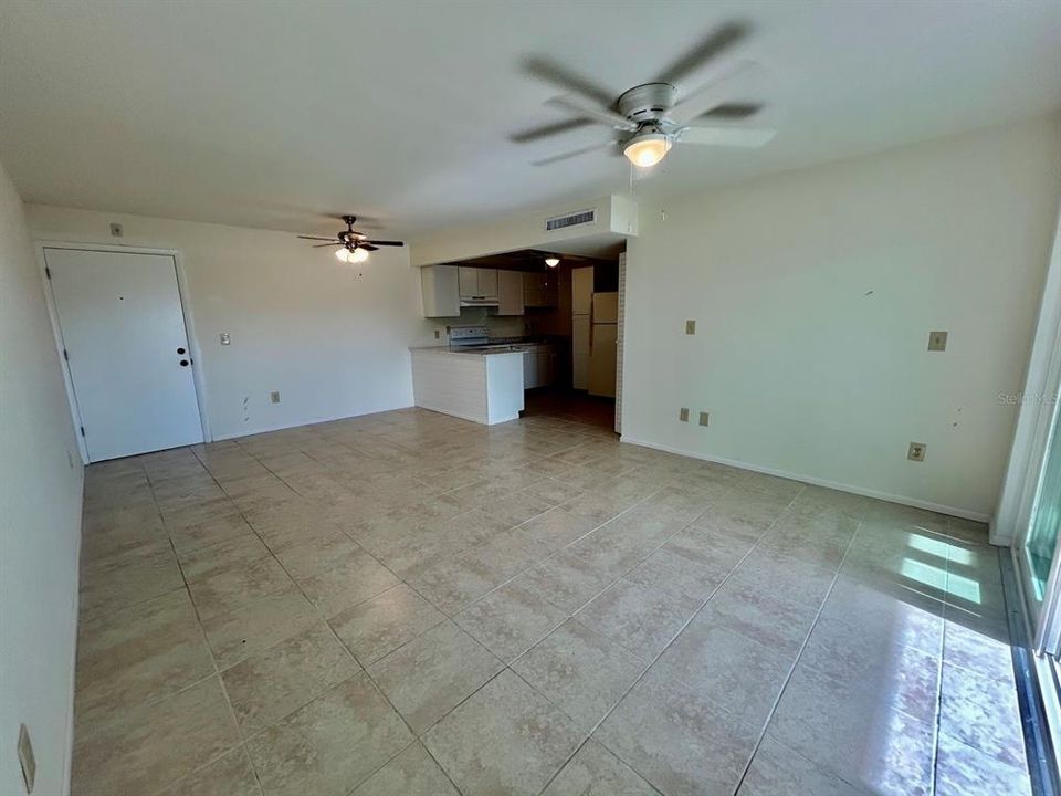 For Sale: $99,900 (1 beds, 1 baths, 672 Square Feet)