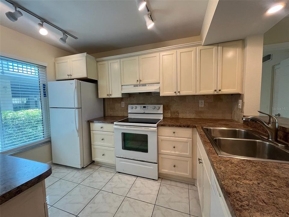 For Rent: $2,600 (2 beds, 2 baths, 890 Square Feet)