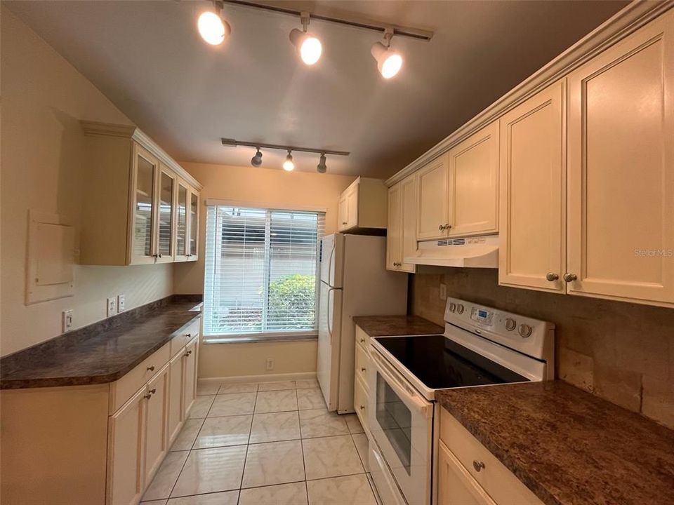 For Rent: $2,600 (2 beds, 2 baths, 890 Square Feet)