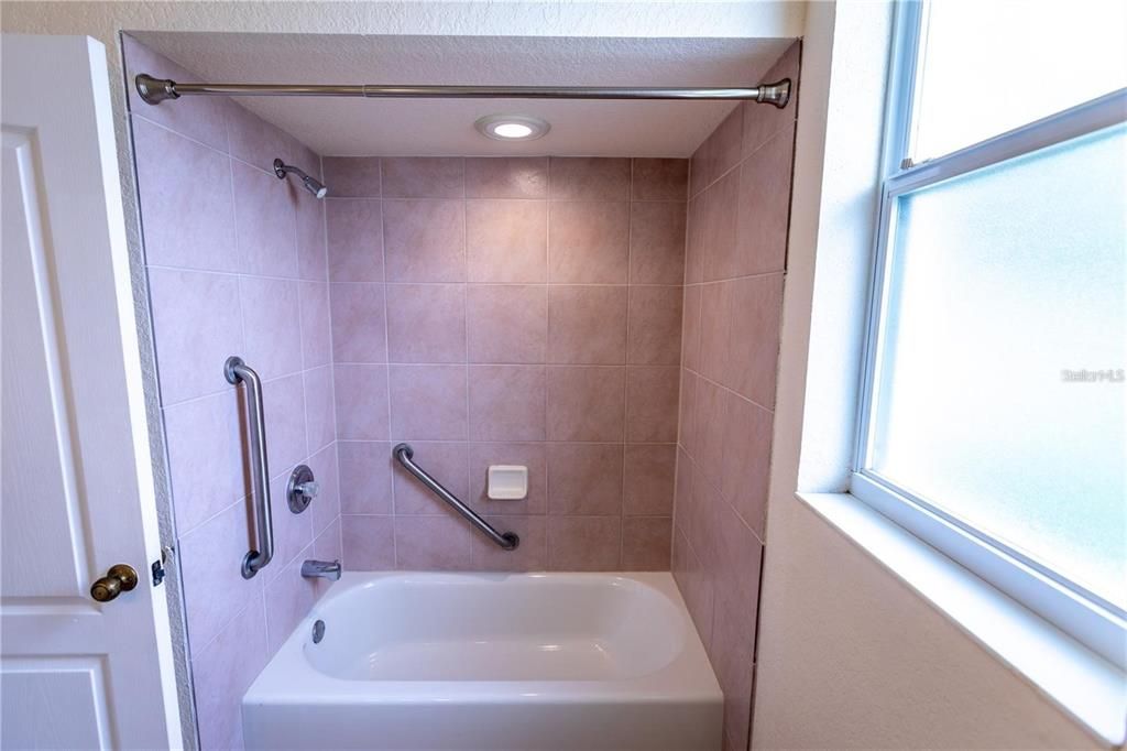 出租: $3,300 (3 贝兹, 2 浴室, 1938 平方英尺)