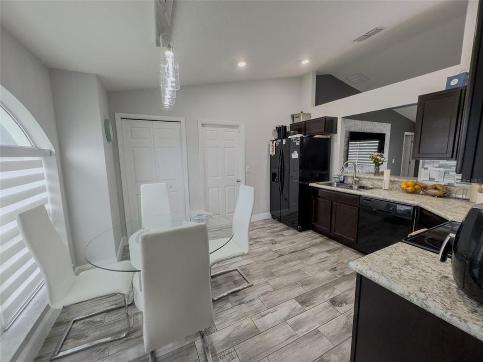 For Sale: $375,000 (3 beds, 2 baths, 1250 Square Feet)