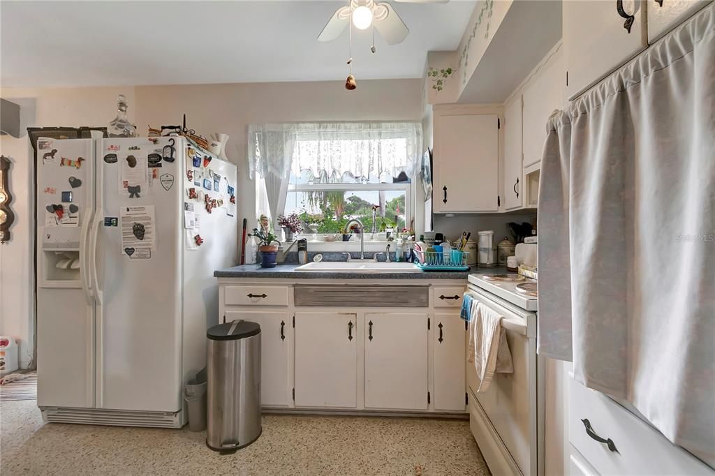 For Sale: $330,000 (2 beds, 1 baths, 1080 Square Feet)