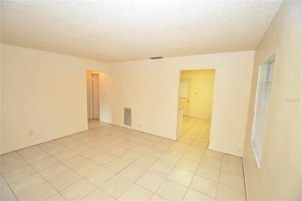 For Rent: $1,350 (2 beds, 1 baths, 835 Square Feet)
