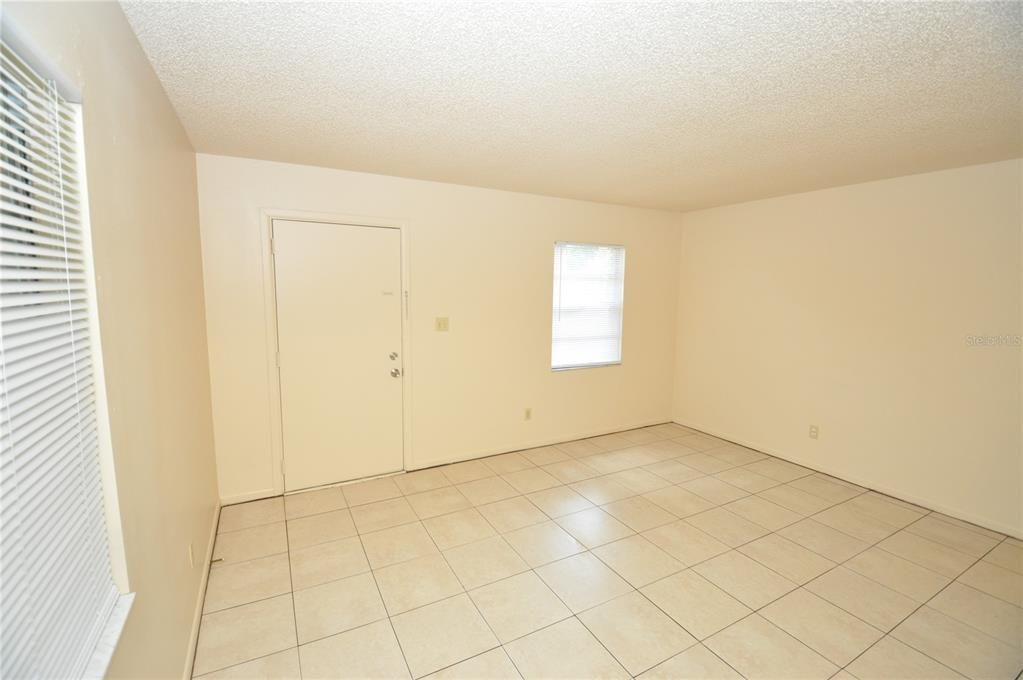 For Rent: $1,350 (2 beds, 1 baths, 835 Square Feet)