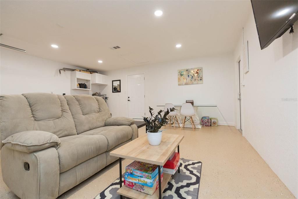 Bonus Room (In Air-Conditioned Garage) Not pictured- additional couch