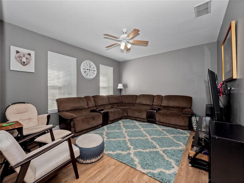 For Sale: $325,000 (2 beds, 2 baths, 1360 Square Feet)