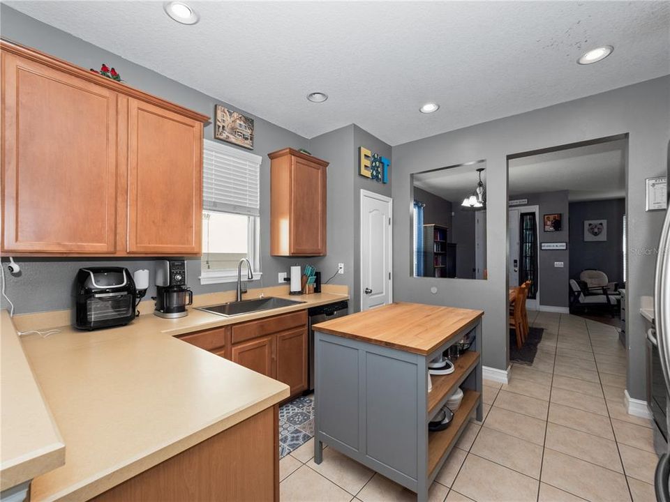 For Sale: $325,000 (2 beds, 2 baths, 1360 Square Feet)