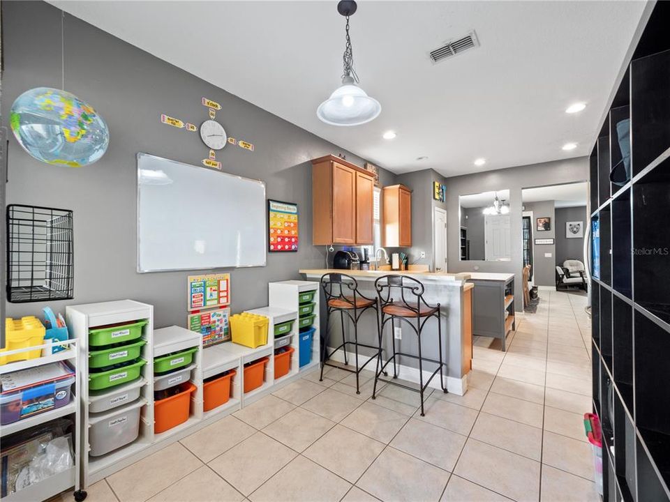 For Sale: $325,000 (2 beds, 2 baths, 1360 Square Feet)