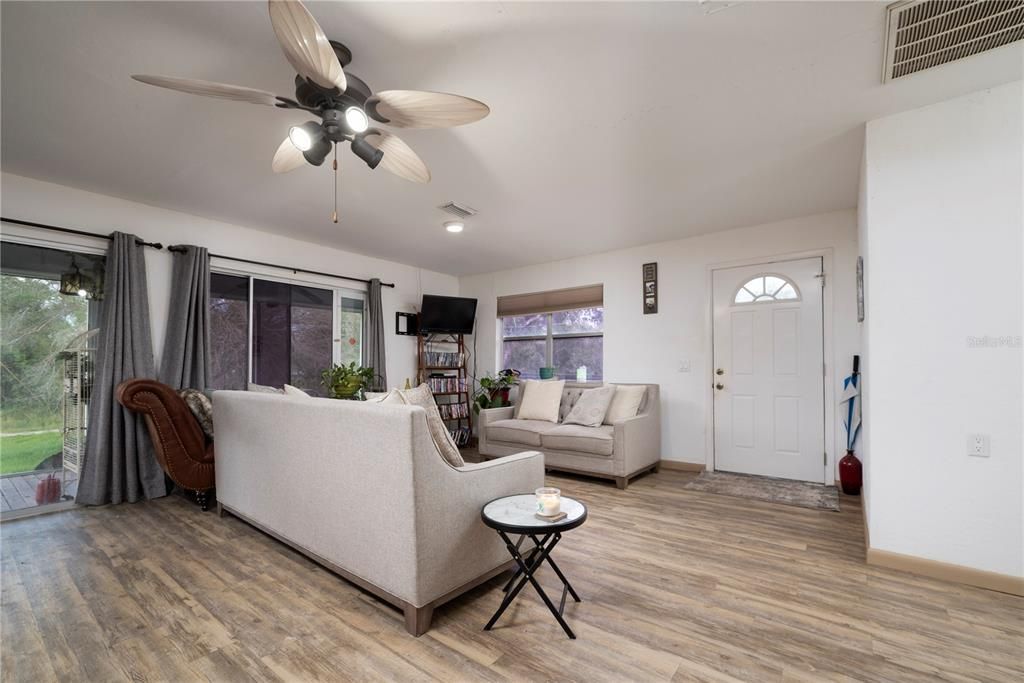 For Sale: $385,000 (2 beds, 1 baths, 912 Square Feet)