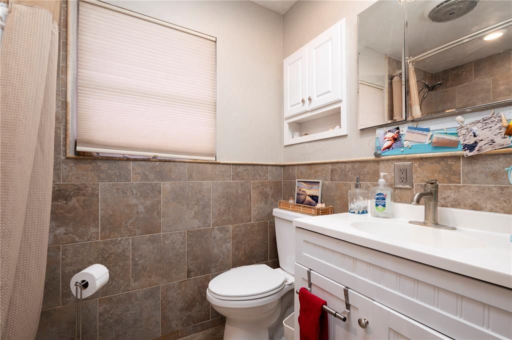For Sale: $385,000 (2 beds, 1 baths, 912 Square Feet)