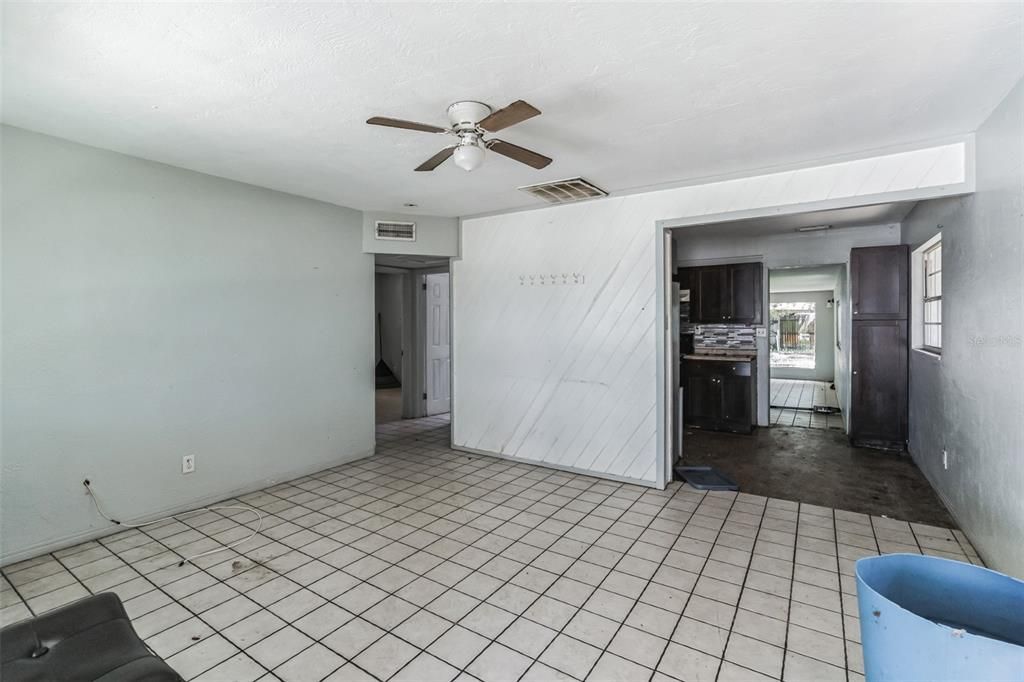 For Sale: $297,000 (3 beds, 1 baths, 1224 Square Feet)