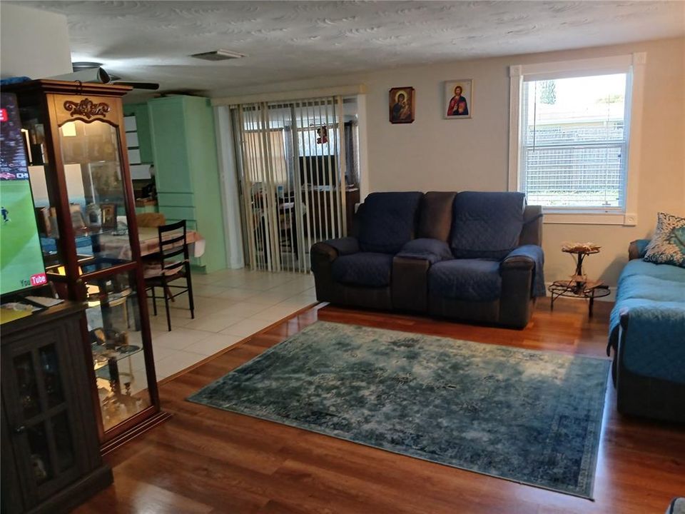 For Sale: $279,000 (2 beds, 2 baths, 936 Square Feet)
